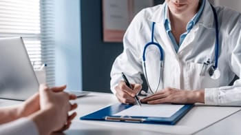 Médecin en consultation avec un patient dans un cabinet médical.