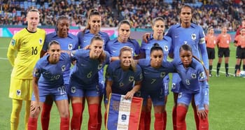 Les Bleues en formation avant un match important.