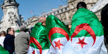 Groupe de manifestants avec drapeaux algériens lors d'une manifestation en France.