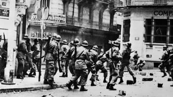 Soldats en marche lors d'un conflit en Algérie, période historique.