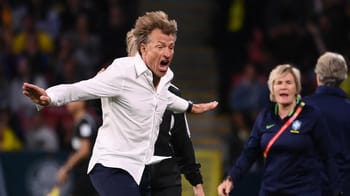 Hervé Renard célèbre la victoire de l'équipe féminine de football.