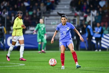 Joueuse de football féminine en action lors d'un match international.