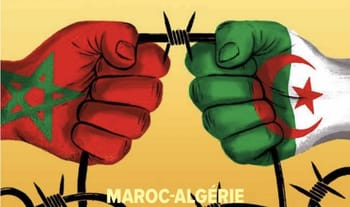 Poings en lutte avec drapeaux du Maroc et de l'Algérie.