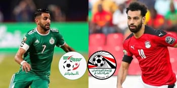 Joueurs algérien et égyptien lors d'un match amical de football.