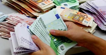 Main tenant des billets d'euros, piles de cash à Boumerdès.