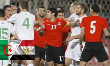 Joueurs d'Algérie et d'Égypte en confrontation sur le terrain.