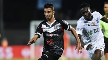 Footballeur algérien Mohamed El Amine Amoura lors d'un match.