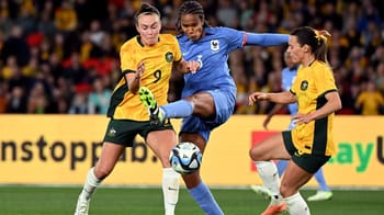 Joueuses françaises et australiennes en action lors d'un match de football féminin.
