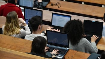 Étudiants utilisant des ordinateurs portables en classe.