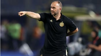 Djamel Belmadi, entraîneur de football, donnant des instructions sur le terrain.