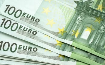 Billets de 100 euros empilés, symboles de la monnaie européenne.