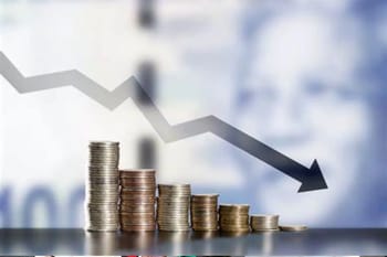 Graphique montrant la baisse de l'inflation avec des pièces de monnaie.