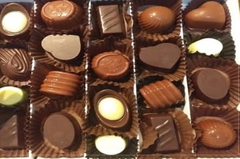 Assortiment de chocolats en différentes formes et saveurs.