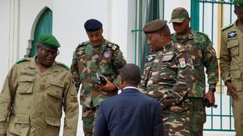 Officiers militaires en discussion lors d'une réunion au Niger.