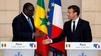 Président français et président sénégalais lors d'une réunion officielle à Paris.