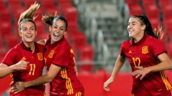 Trois joueuses espagnoles de football célébrant une victoire.
