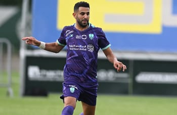 Riyad Mahrez en action lors d'un match avec le club saoudien d'Al-Ahli.