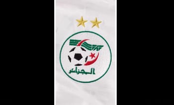 Logo de la FAF avec un ballon de football et drapeau algérien.
