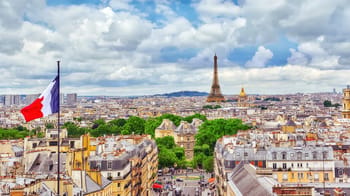 Vue de Paris avec la Tour Eiffel et le drapeau français.