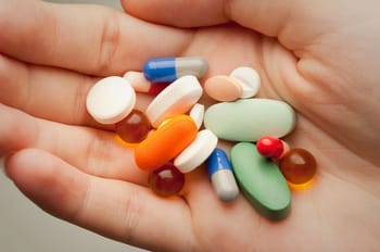 Pilules et capsules variées pour traitement médical.