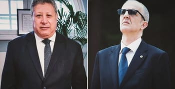 Deux hommes en costume lors d'une rencontre diplomatique.
