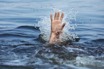 Main qui se lève dans l'eau lors d'une noyade en Algérie.