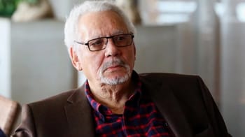 Khaled Nezzar, ancien ministre algérien, en discussion.