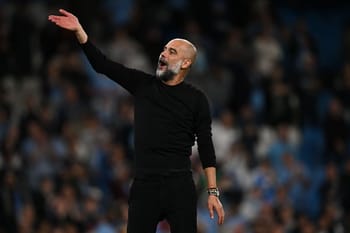 Pep Guardiola, entraîneur de Manchester City, gesticulant sur le terrain.