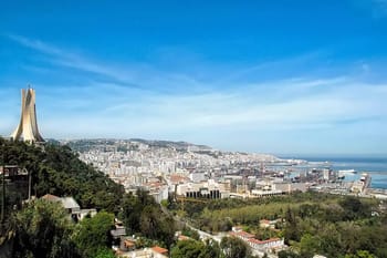 Vue panoramique d'Alger avec la basilique Notre-Dame d'Afrique en premier plan.