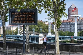 Panneau d'information sur la canicule à Lyon avec message de précaution.