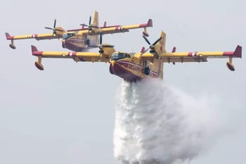 Canadair marocain en vol déversant de l'eau contre un incendie.