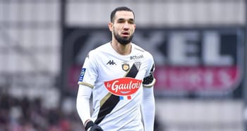 Nabil Bentaleb lors d'un match à Lille, portant le maillot de l'équipe.