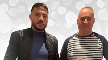 Youcef Belaili avec son père lors d'une interview.