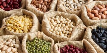 Sacs de jute remplis de légumes secs et riz variés.