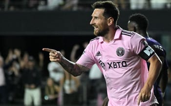Lionel Messi célèbre lors d'un match de football avec Inter Miami.