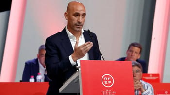 Luis Rubiales demande des démissions lors d'une réunion importante.