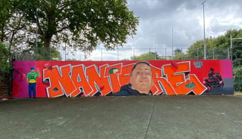 Fresque murale en France en hommage à Nael avec portrait et graffiti coloré.