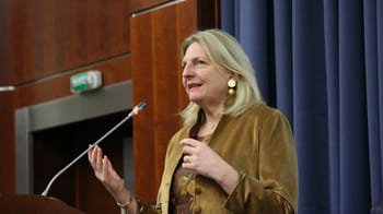 Karin Kneissl parlant lors d'une conférence en salle.