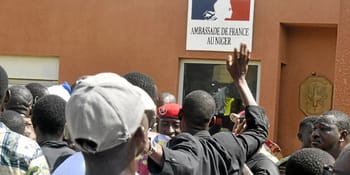 Manifestants devant l'ambassade de France à Niamey, protestation en cours.