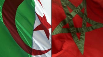 Drapeaux du Maroc et de l'Algérie côte à côte, symbolisant la tension politique.
