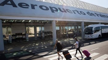 Voyageurs avec valises à l'aéroport de Palma.