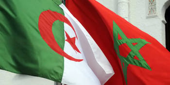 Drapeaux d'Algérie et du Maroc côte à côte, symboles de leur identité nationale.