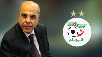Raouraoua devant le logo de la FAF avec étoiles dorées.