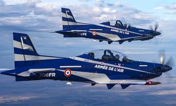 Deux avions de chasse français en vol au-dessus des nuages.