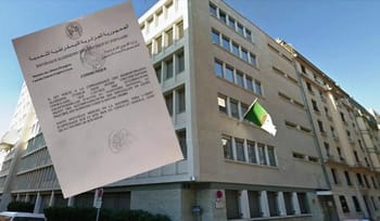 Document officiel du consulat d'Algérie affiché sur un bâtiment à Lyon.