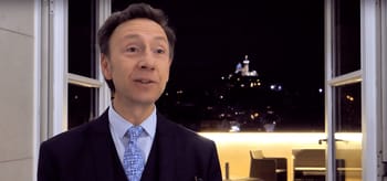 Stéphane Bern parlant lors d'une interview nocturne à Paris.