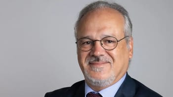 Homme d'affaires avec lunettes et barbe, portrait professionnel.