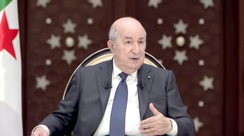 Tebboune prononçant un discours lors de la Journée du Moudjahid 2023 en Algérie.