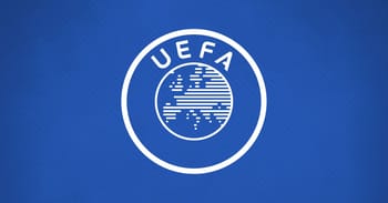 Logo de l'UEFA sur fond bleu pour le football européen.