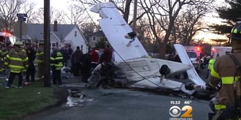 Avion accidenté dans une rue avec secours et témoins présents.